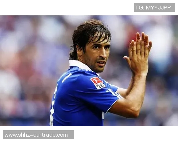 足球明星穿搭白鞋时尚风采尽显的精彩瞬间分享